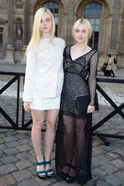 memyqueenb:  Sister Fanning Louis Vuitton: Front Row – Paris Fashion Week Womenswear Spring/Summer 2014 
