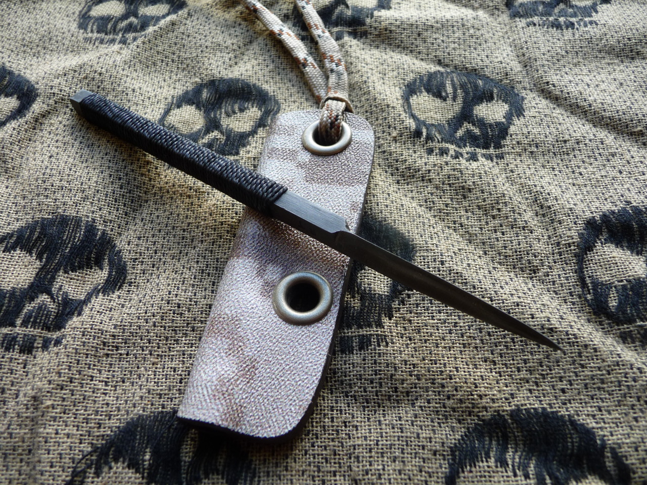 ru-titley-knives:  kiridashi  necker.  A 4.5mm thick 52100 bearing steel darkly