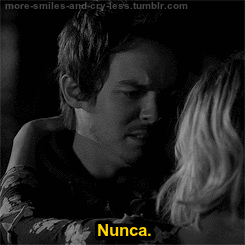 more-smiles-and-cry-less:  Pensamientos en las películas románticas.  
