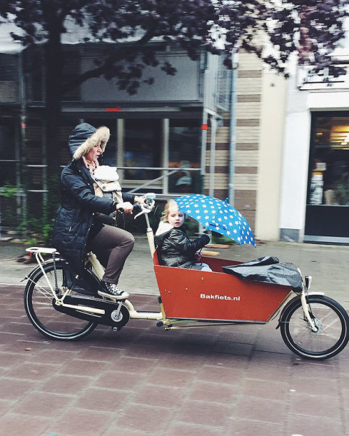 bikesandgirlsandmacsandstuff: (via How to bike in the rain | Amsterdam Cycle Chic)