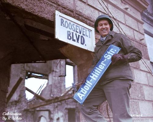 historium:American soldier replaces “Adolf-Hitler-Str.” sign with “Roosevelt Blvd.” in Berlin, Germa