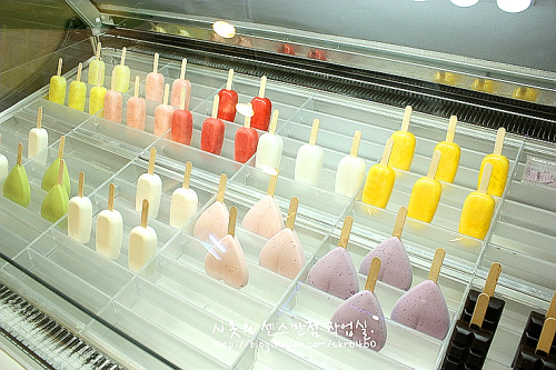southkoreanfood:  Popsicles @ ICE FACTORY in Anyang, South Korea. It is a small cafe that makes homemade gelato, gelato popsicles, yogurt popsicles, and sherbet popsicles with the freshest ingredients. Some of the flavors include chocolate, cream cheese,