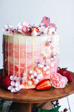 sweetoothgirl:    Strawberry and Vanilla Bean Cake   