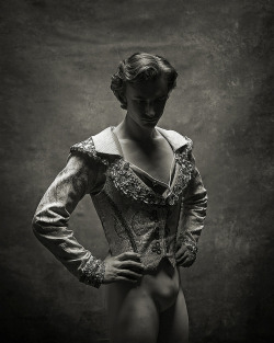 alekzmx:  anthropologyyy:  Jared Matthews - Soloist - American Ballet Theatre  beautiful, everything about this 