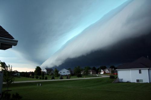 9 scary images of shelf clouds