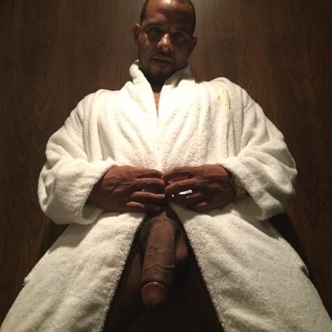 serviceforblacklatinomen: Looking up to him…. Hot!! Sexy KING  Fave    Reblog 