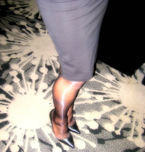 Do you like the classic business look of a black skirt, hosiery, and heels? I do! Wearing my @loubou