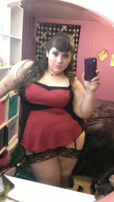 joyfuldysthymia:  joyfuldysthymia:  Looking more like a pin up now that I’m in this outfit I think   I still really love this photo of myself  Wow , would love to bath you