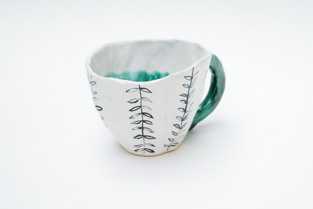 scarhlet:  kayeblegvad-ceramics:  Ceramic mug. Made by Kaye Blegvad.   ‎(✿ﾉ◡‿◡)ﾉ