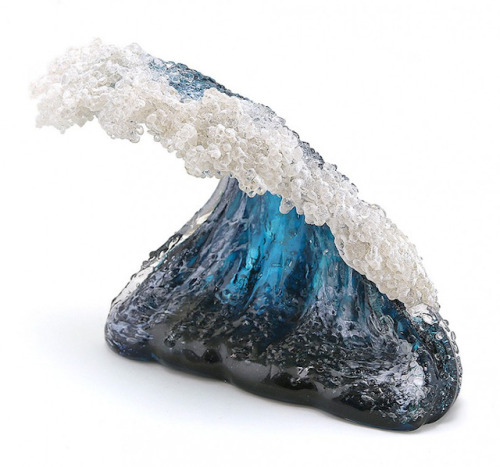 an-artastrophe:Glass Sculptures of Crashing Frozen Waves American artists couple Paul DeSomma and Ma