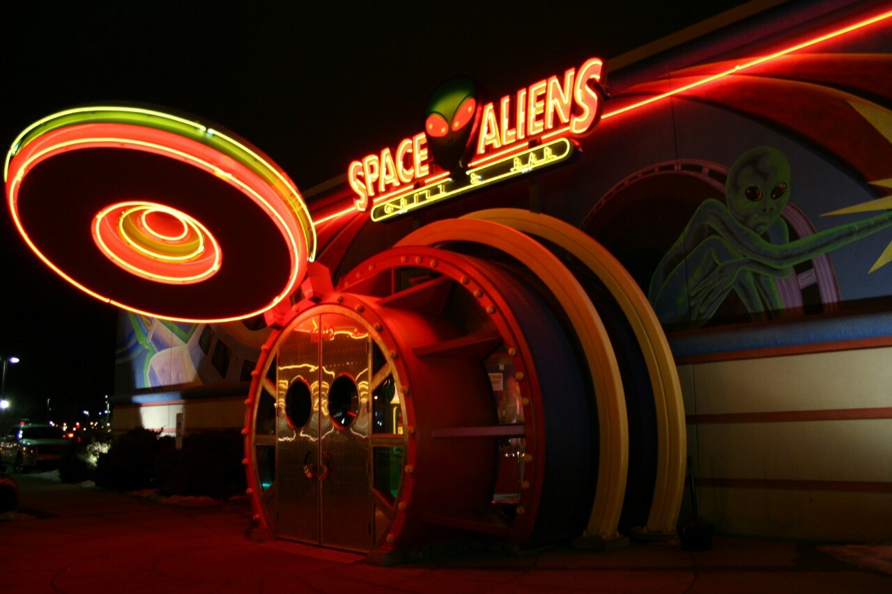 dimittas:  intergalactic-alien-days:  xtraterrestrial51:  Space Aliens Grill &amp;