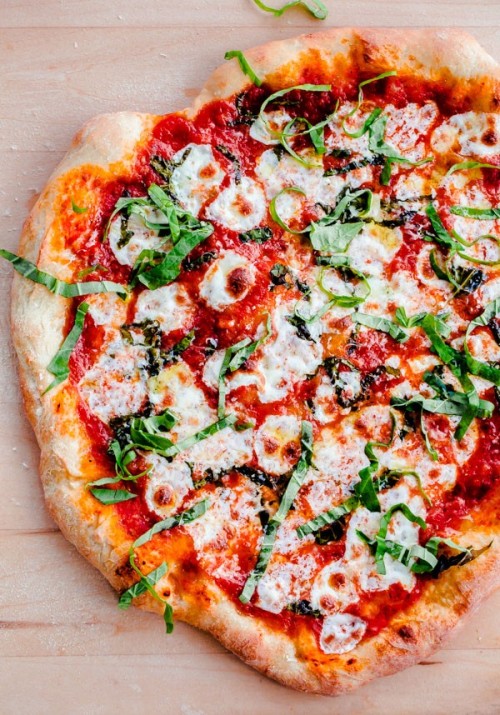 craving-nomz:  The BEST Homemade Margherita Pizza