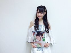 himanji:  小倉 唯 Official‏ @OY_A_Official写真集本日5月25日発売！ ついに本日、写真集「ユイペース」が発売します卒業と旅立ちが一緒になった大ボリュームの一冊となっております！今までにない一冊を楽しんでください♪#小倉唯