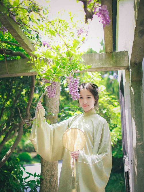 changan-moon: Traditional Chinese clothes, hanfu by 吃货娃娃. This type is 立领长袄 ( vertical collar long a