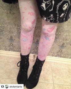 miss-octopie:@stolentarts wearing the pink “AlpacaCorn Fluff” tights! 💖  