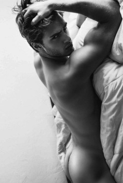 eeeisme:  asbeesinhoneydrown:  Pablo  Sexy Pablo Morais and his great ass!