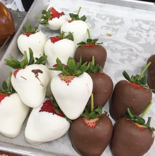 Des fraises d’amours au chocolat blanc et noir