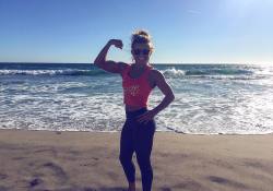 barbells-and-sirens:  fightoncarryon:  Such a great day!! 🌊☀️🕶Awesome workout with amazing people, got to smoosh my toes in the sand, and later tonight: S'MORES 😱😩❤️  cutieee 