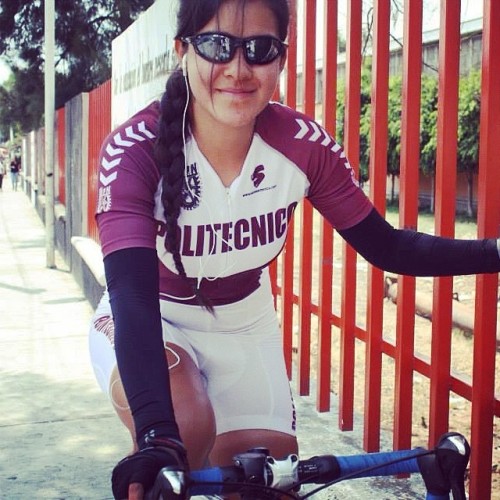 april25m: Calentando para la contra, les juro que me peiné jajaja #CRI #warming #bikegirl #andochida