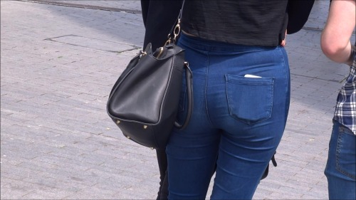 streetscenesuk: Candid video of a sexy blonde in some nice tight jeans. mega.nz/#!zIwRhY5b!
