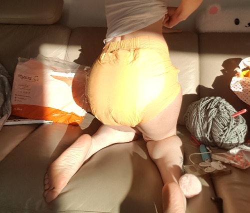 Because so many people ask me about the orange Seguna diaper: yes it’s this orange. I didn’t colour correct these pictures, it’s just sunlight and a very orange diaper ☺️  I’m wearing size small in this picture and they come