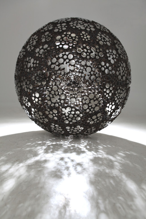 myampgoesto11:‘Particle’ sculptures by Korean artistJang Yong Sun