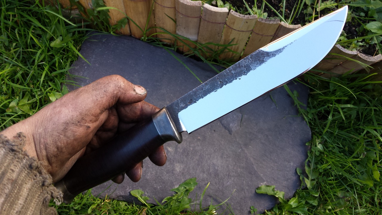 ru-titley-knives:  bonesknives:  a little sheath knife style going on here  the