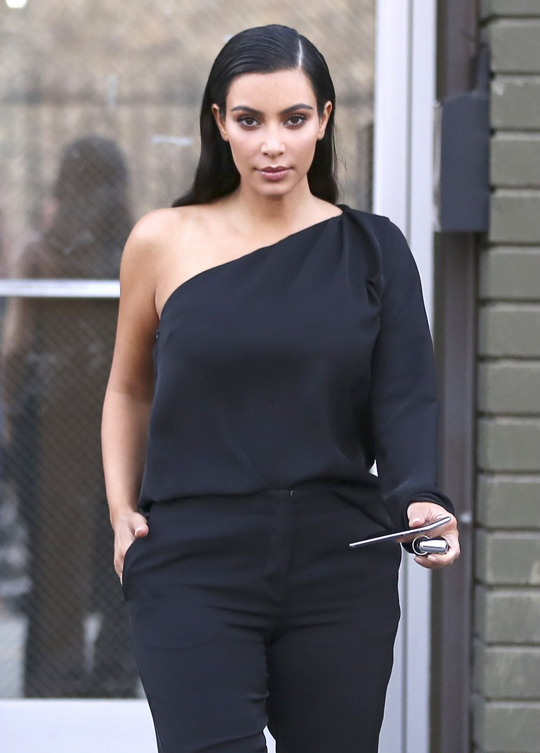kimkardashianfashionstyle:  October 16, 2014 - Kim Kardashian getting lunch in