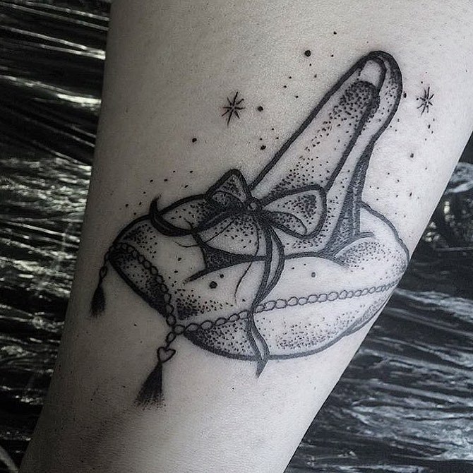 inkeddisney:  Love the dot work on this glass slipper done by @hanmaude #inkeddisney