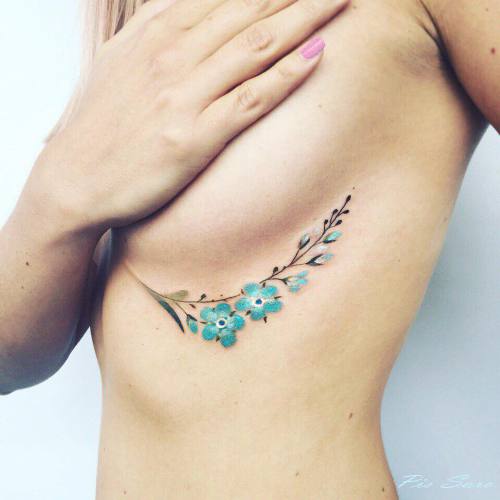 L’été éclore sur les corps avec les tattoos botaniques de Pissaro. 
