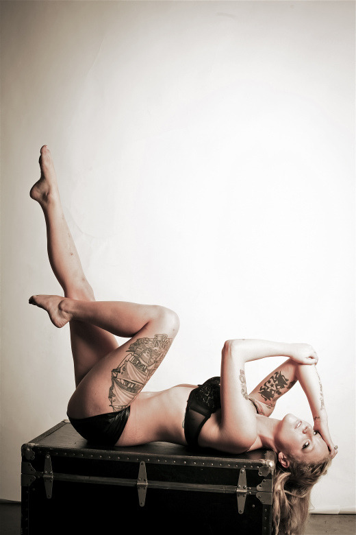 Foto de tattoo de mujeres en la espalda de linea blackwork