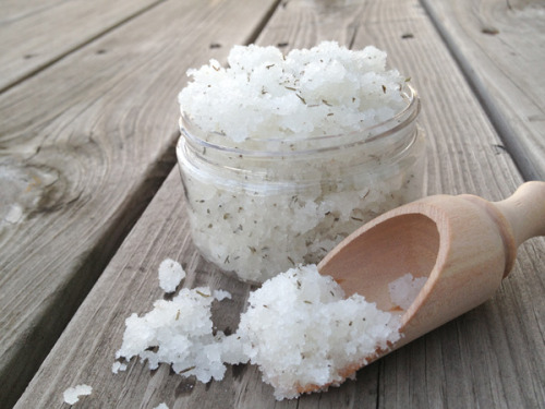 scissorsandthread:  Cooling Peppermint & Thyme Foot Scrub | Tuts  If you have a job when you’re on your feet for most of the day, there’s nothing better than having a nice soak at the end of the day. This scrub has peppermint in it which according