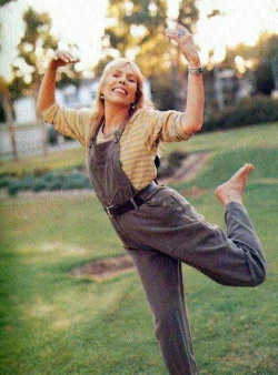 soundsof71:Joni Mitchell barefoot in overalls!