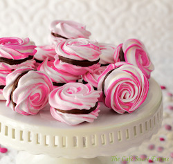 whimsical-vanilla:  the-clockwork-harpist rose macarons!! 