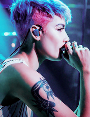 halseyasfcuk:  Halsey + hair ↳ Badlands Hair 
