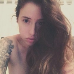 Sashsuicide:  #Selfie W/ #Nomakeup And A Whole Lot Of #Hair 