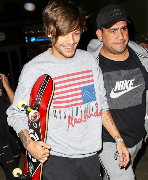 harryandtommo: Louis @ LAX 6/28