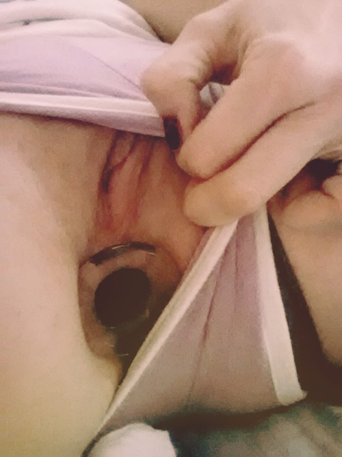 submrs:  Buttplug pic of the day!  Lazy Saturday peek-a-boo!