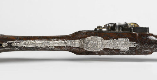 An ornate gold and silver decorated air rifle crafted by Johan Gottfriede Kolbe, circa 1735. Compres