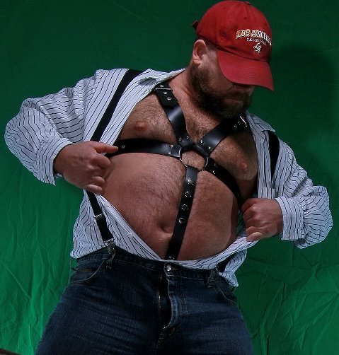 scream2013:  thebigbearcave:  mysterious big furry monster bear muscle daddy sporting