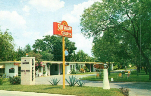 deadmotelsusa: Vintage motels with sun themed signs ☀️