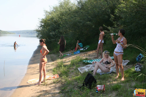 Girls at the beach drinking plus getting drunk having many fun inside the sun