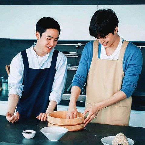 Sharing another kaisoo cooking board because we just can’t get over it X3