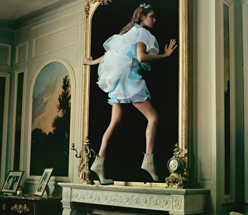 thefactoryoffashion:“Alice in Wonderland” by Annie Leibovitz for Vogue Magazine December