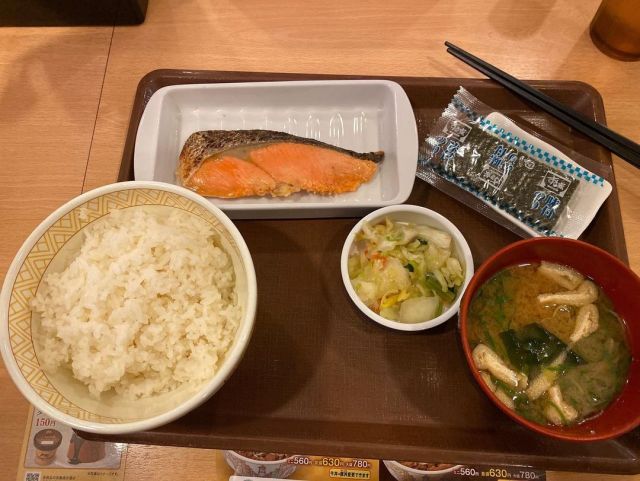 鮭定食  #GoToEat (すき家 8号白山乾店) https://www.instagram.com/p/CYth5dMJe7T/?utm_medium=tumblr #gotoeat