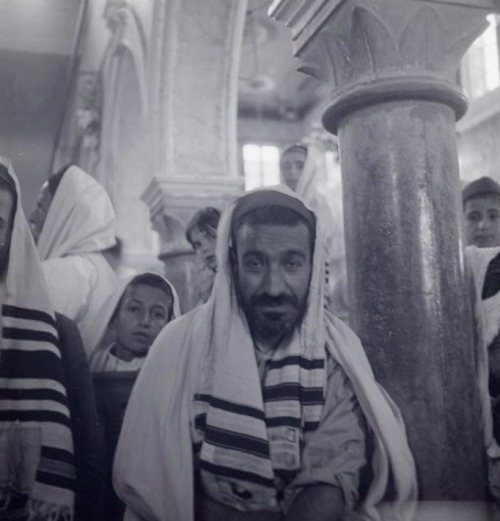nnnorthaaafrican:Tunisia.  A Tunisian jewish man inside the Ghriba synagogue, in Djerba, 1944/1947.T