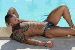 proudbulge: I wold love to hang with him at the pool.