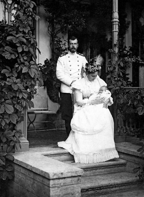 imperial-russia: Imperial couple Nicholas II and Alexandra Fyodorovna posing with their new-born dau