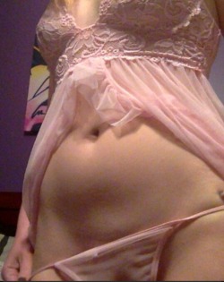 myhotsluts:  (F)eeling pretty in pink.