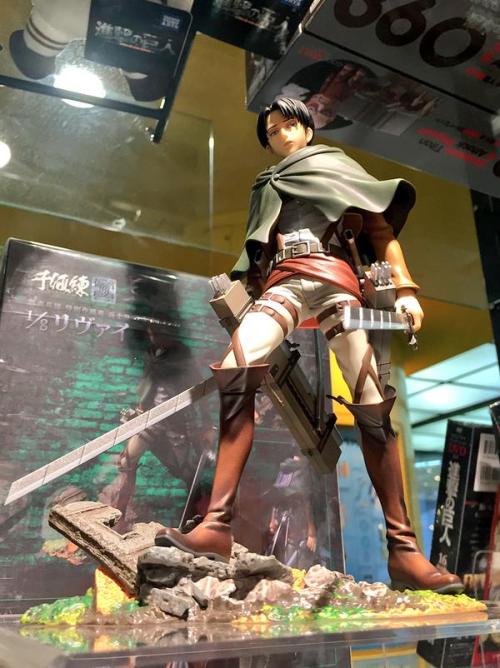 leviskinnyjeans:  Loft’s POP UP SHOP in Shibuya has officially opened! This boutique is part of Loft’s summer Shingeki no Kyojin Live Action Film campaign and will include 3D Manuever gear and costumes used in the films as well as special panels